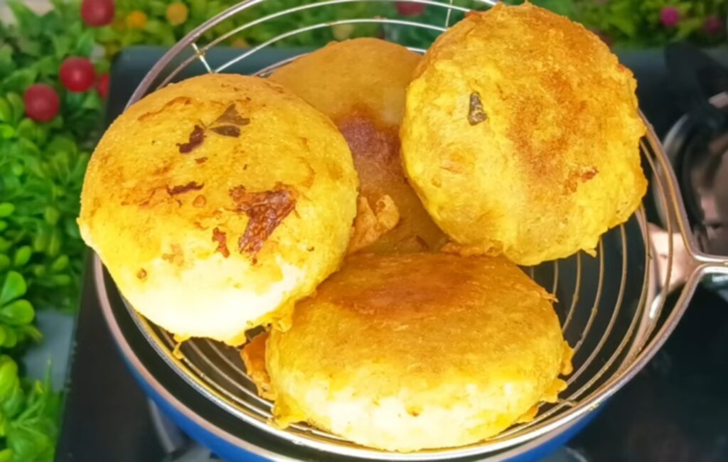 पोहे और आलू की टिक्की एक झटपट बनने वाली आसान, स्वादिष्ट और हेल्दी रेसिपी है।