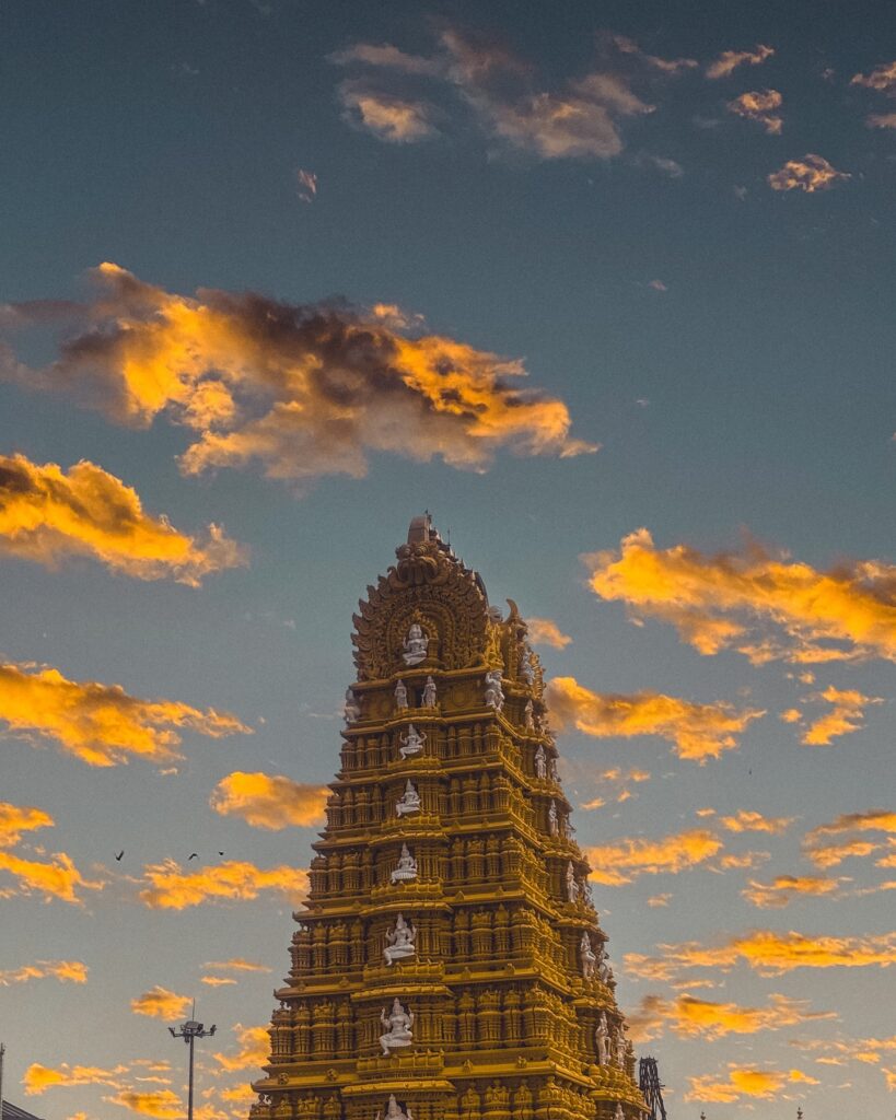 हरियाली और कोहरे से ढकी मानसून में चामुंडी हिल्स का दृश्य