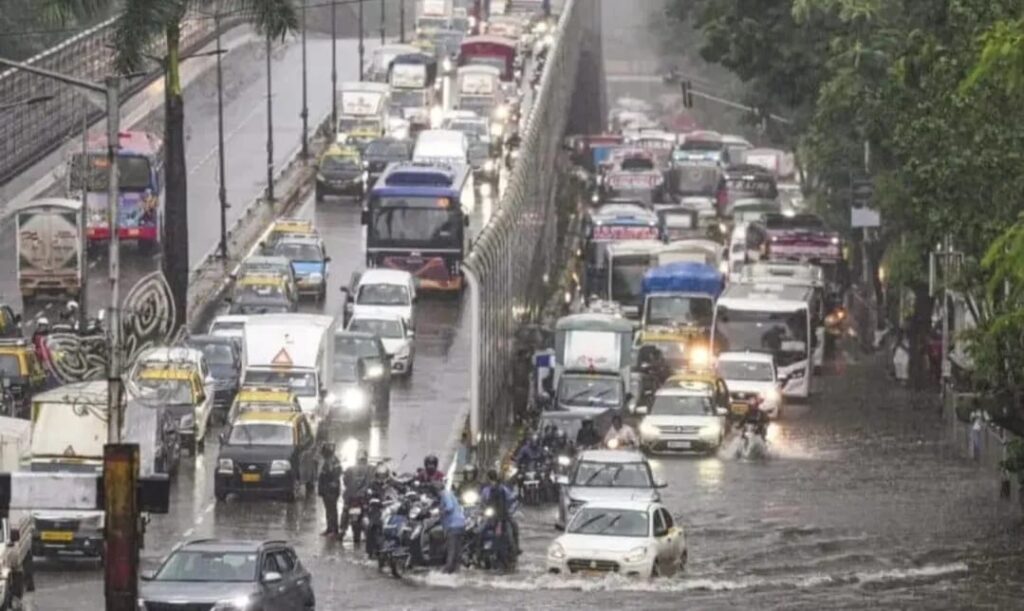 मुंबई में मूसलाधार बारिश का कहर: ऑरेंज अलर्ट जारी जानिए ताज़ा हालात और सुरक्षा उपाय