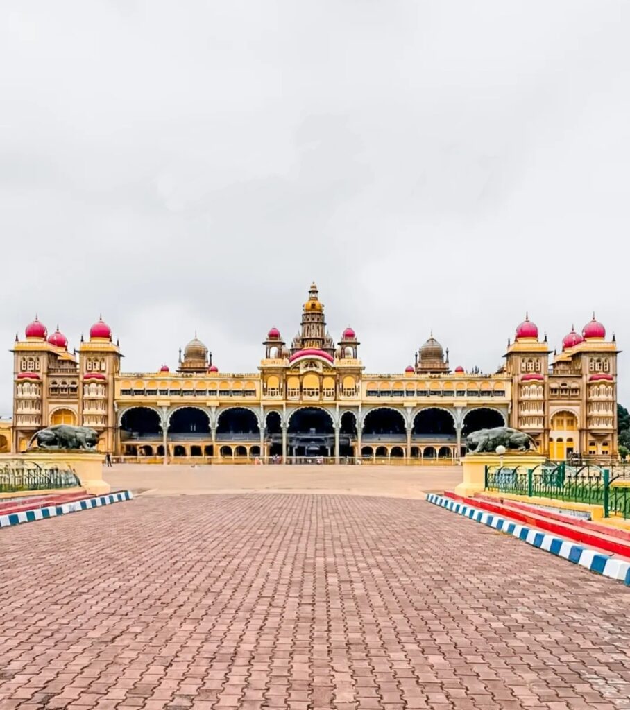 मानसून के मौसम में चमकता हुआ ऐतिहासिक मैसूर पैलेस